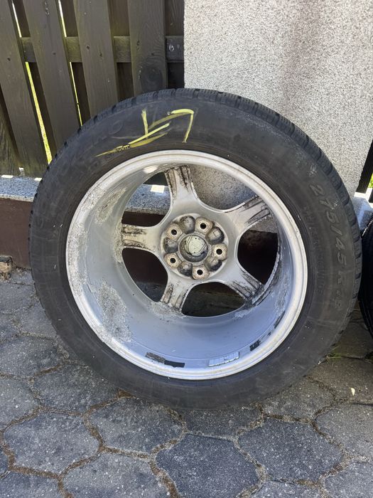 Oryginalne felgi Porshe z oponami zimowymi.