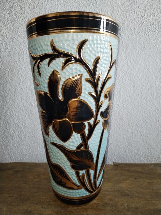 Jarra com decoração em relevo