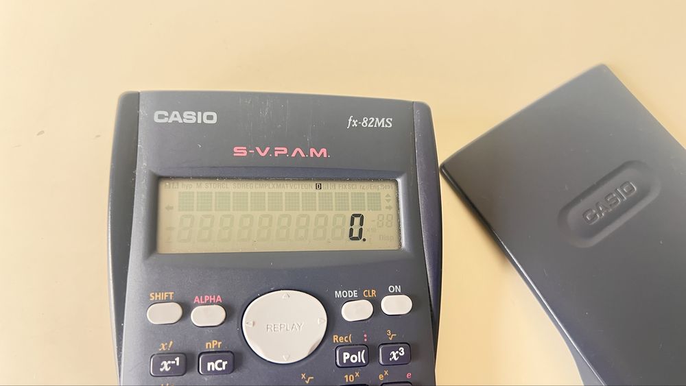 Calculadora Científica CASIO FX-82MS
