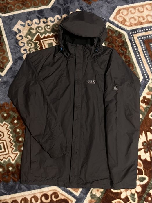 Великий асортимент різних курток (Napapijri, Jack Wolfskin, Prada, HH)