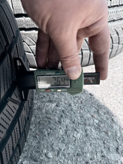 235 40 19 Toyo S954 95% Шини Зима