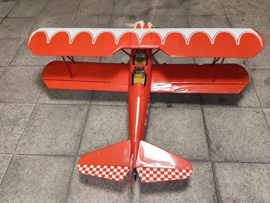 Avião biplano em madeira de balsa leve