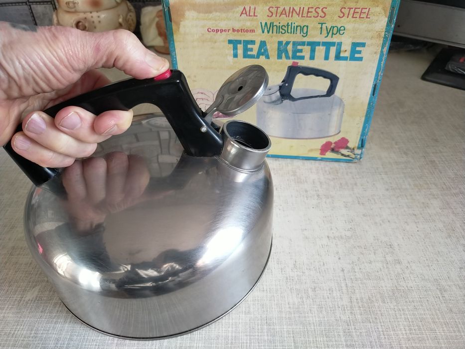 Чайник зі  свистком металевий як новий.