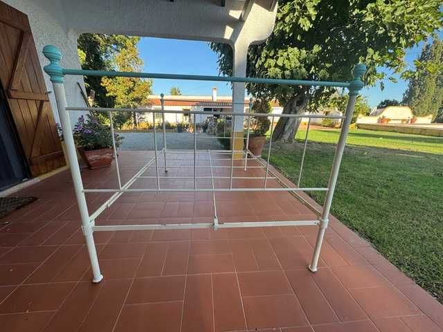 Cama antiga em ferro