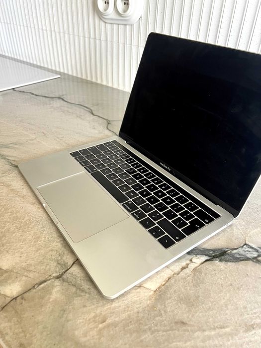 MacBook Pro (13-inch, 2019, Two Thunderbolt 3 ports)