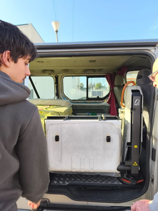 Opel Vivaro adaptada para deficientes com plataforma elevatória.