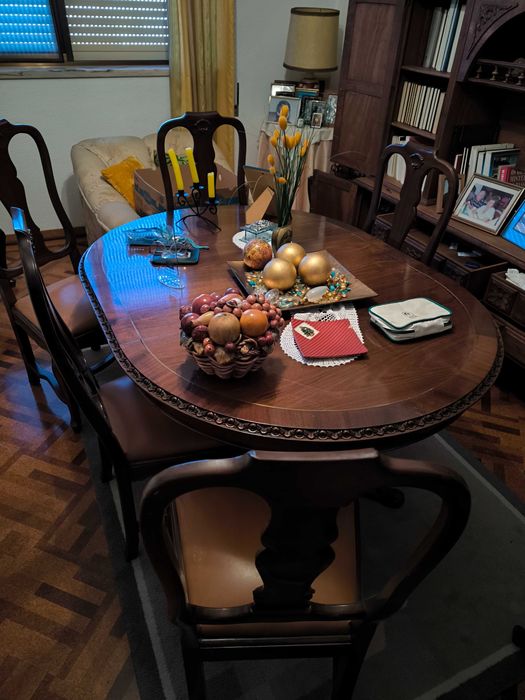 Mesa e cadeiras em raiz de nogueira