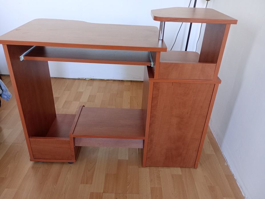 Solidne drewniane biurko