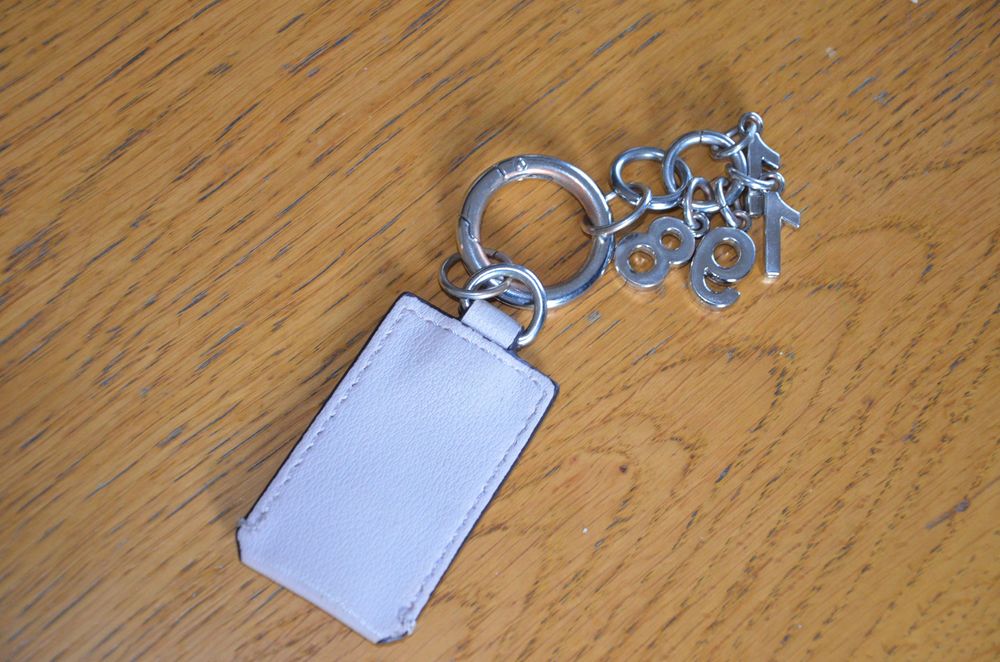 brelok/zawieszka Guess beż