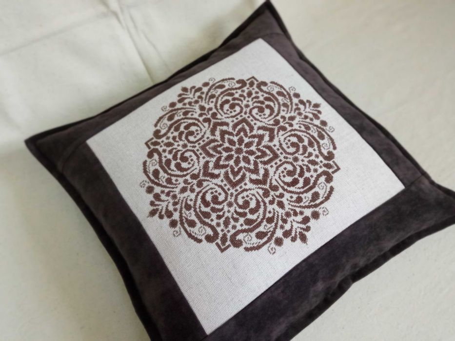 Декоративна наволочка,подушка.Ручна вишивка хрестом .