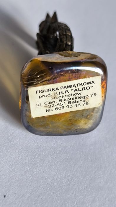 Mosiężna figurka smoka na postumencie z bursztynu. Vintage.
