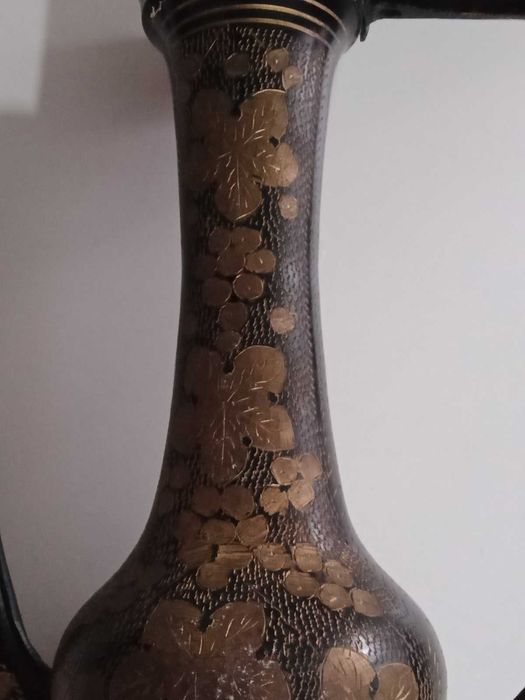 Индийский кувшин со штихельным узором