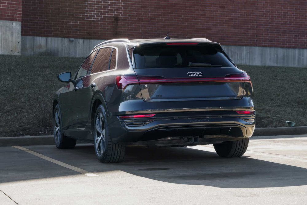 Audi Q8 e-tron quattro Premium Plus      2024