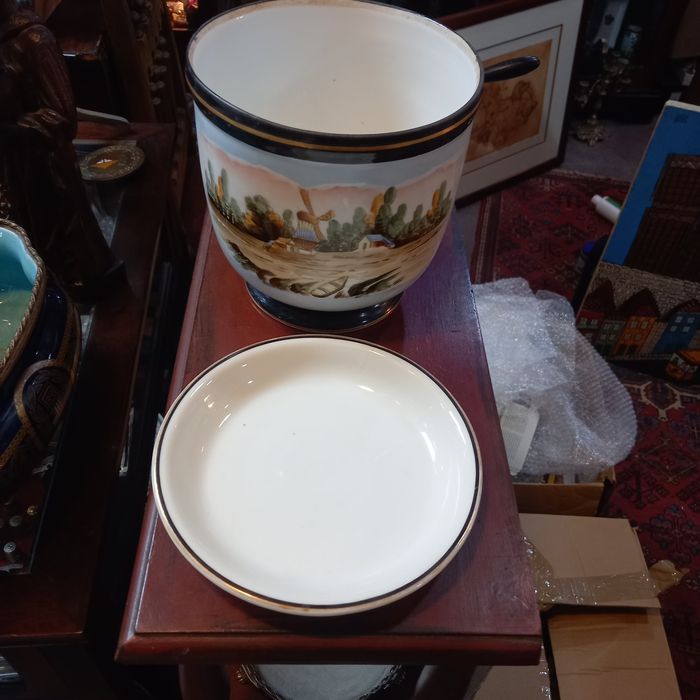 Vista Alegre cachepot marca 1881