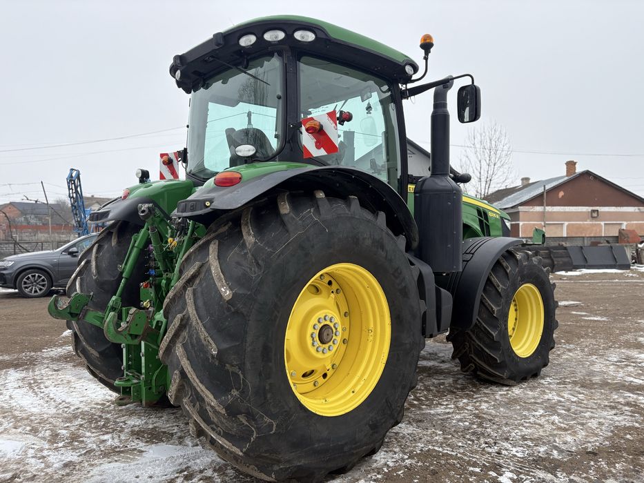 трактор John Deere 8335R