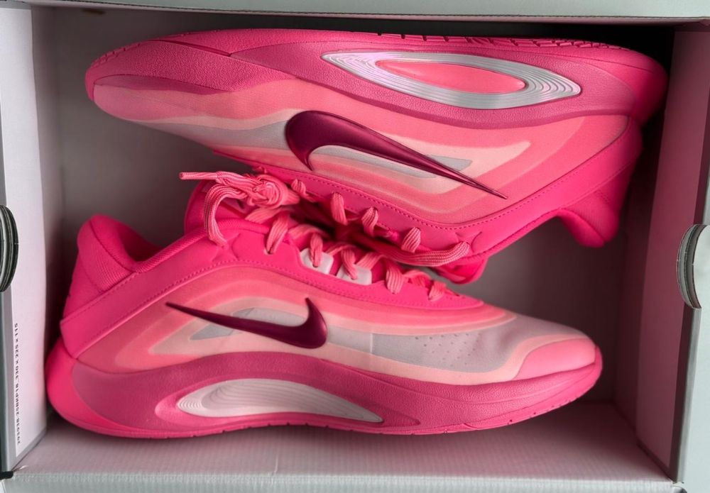 Рожеві кросовки Nike