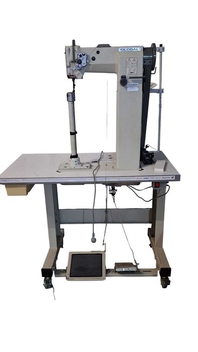 Máquina de costura de coluna e triplo arrasto.