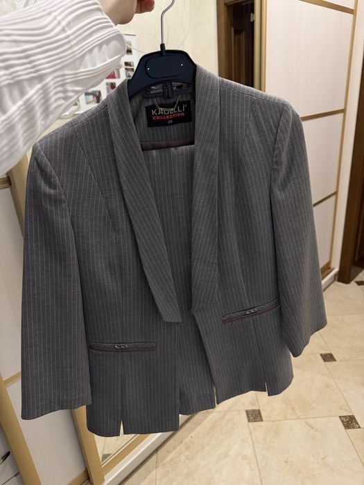 Класичний жіночий костюм у смужку