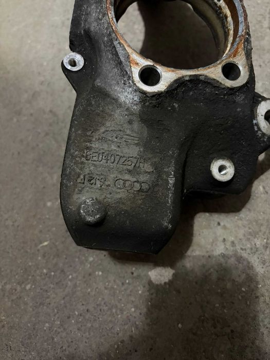 Audi A4 B7 Zwrotnica lewy przód