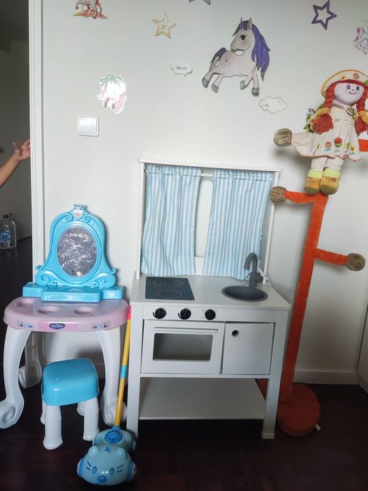 Cozinha infantil ,bengaleiro cabide, toucador e brinquedo