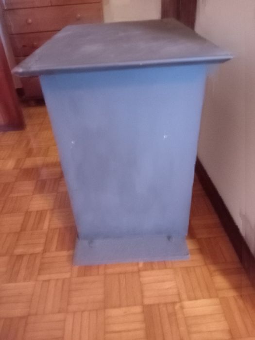 Móvel em madeira para tv com tampo que roda.