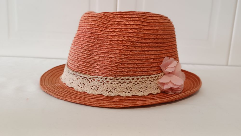 Chapéu coral. Faixa bege . 54 cm