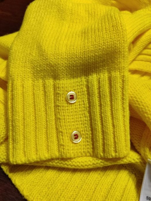 Свитер яркий,желтый