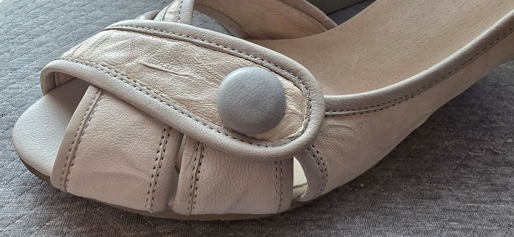 Czółenka beżowo szare firmy Bata
