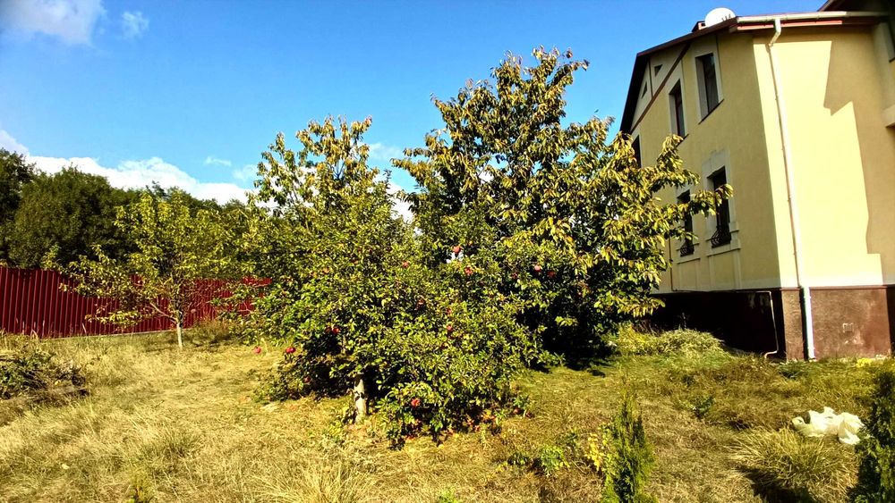 Добротній,жилий будинок біля лісу та недалеко від озера.с.Завалівка