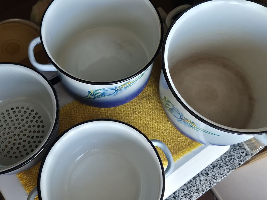 Набір емальованих кастрюль.