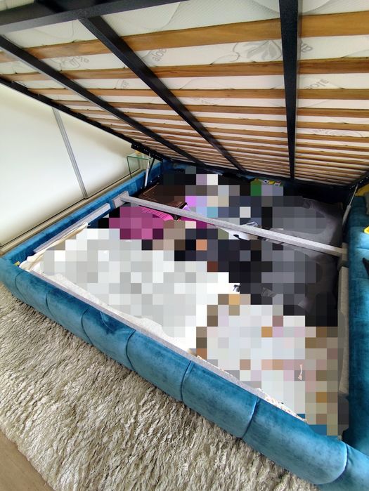 Cama casal com arrumação e banqueta lateral