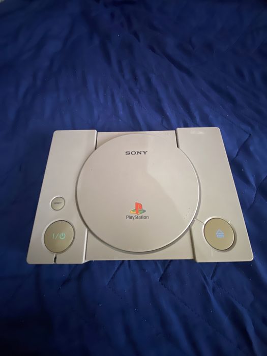 (LER DESCRIÇÃO)Várias Playstation 1, jogos e comandos A FUNCIONAR