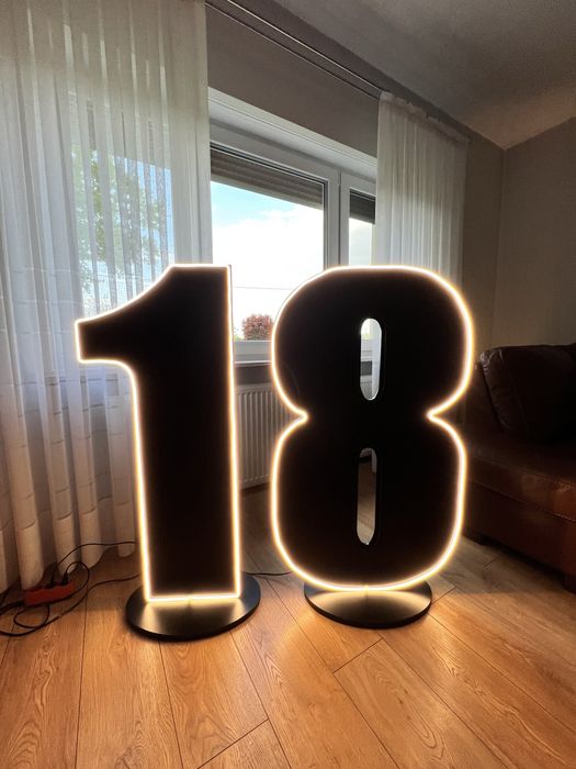 Cyfra 18 czarna neon