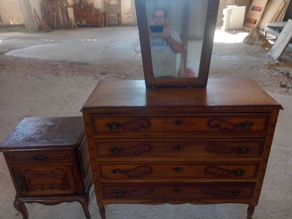 Cómoda mais mesa de cabeceira mais espelho tudo já com alguns anos  mas impecável