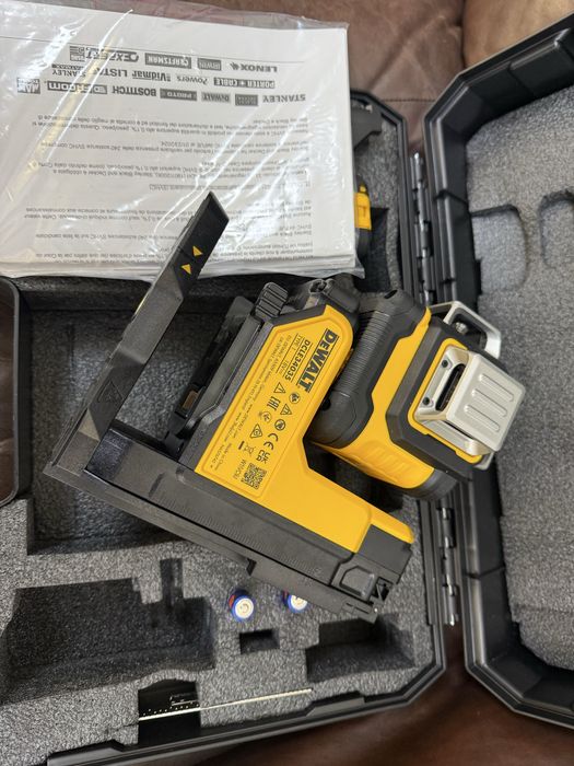 DeWALT DCLE34035B-XJ  професійний лаерний рівень 3х360, з дист. керув.