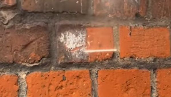 Czyszczenie laserem cegły kostki betonu