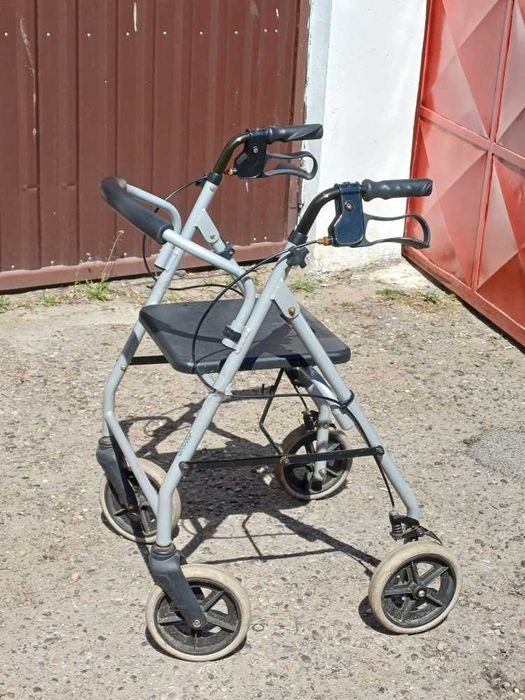 Chodzik, balkonik dla osoby niepełnosprawnej lub starszej.