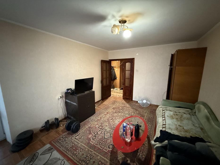 Однокімнатна. Косметичний стан. Не кутова. Цегла. Біля зупинки