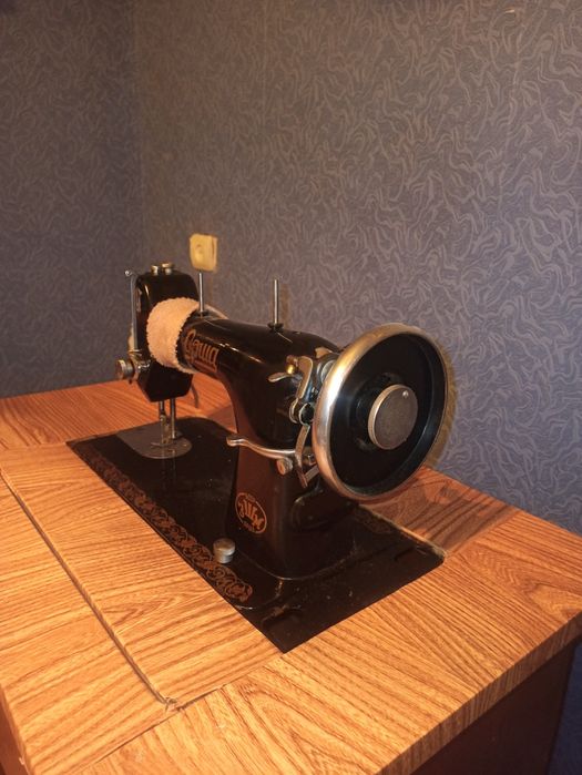 Швейна машинка з тумбою Орша