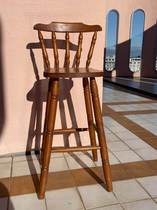 Cadeira alta de madeira