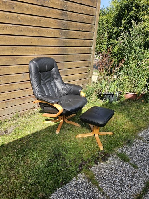 Шкіряне крісло з пуфом.