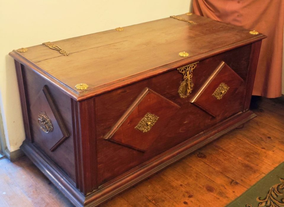 Arca em madeira maciça de castanho