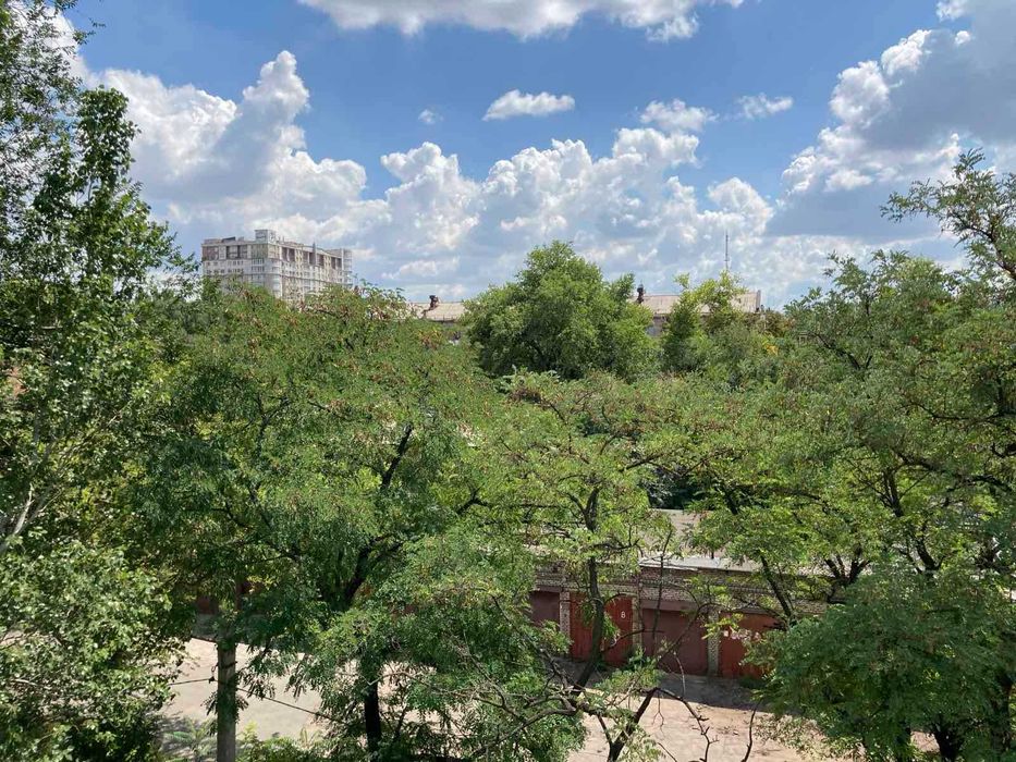 Продаж повнометражної 3-кімнатної квартири в центрі