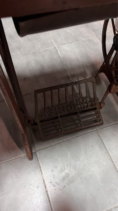 Singer a pedal e elétrica