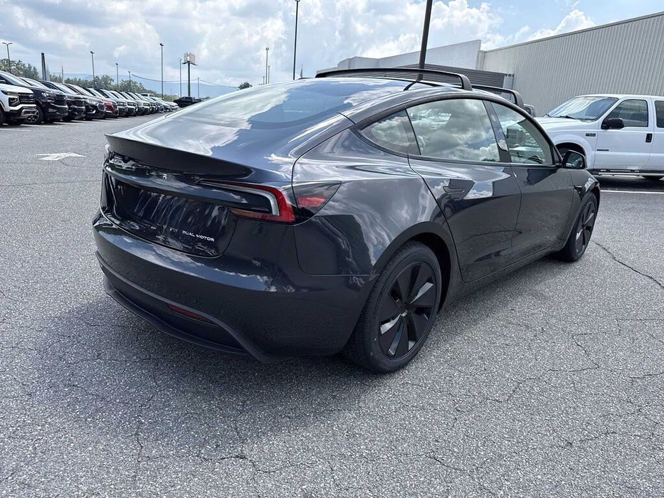Tesla Model 3 Long Range      2025