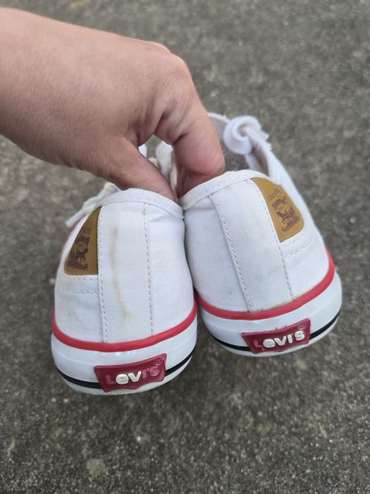 Ténis brancos Levis