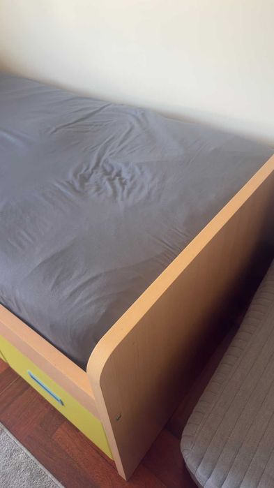 Cama de solteiro com 4 gavetas de arrumação com oferta de mesa de cabeceira