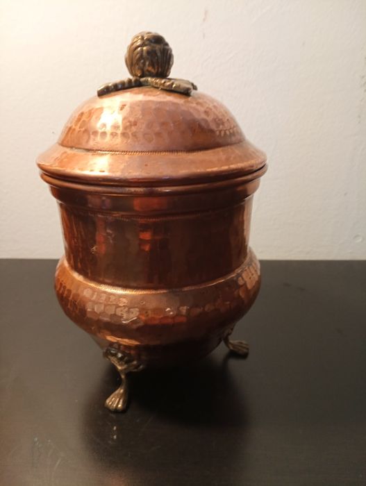 Antigos Pote e Tacho em cobre martelado com tampa e pés - Vintage*