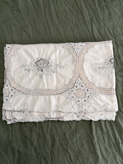 Toalha de mesa antiga e conjunto de guardanapos