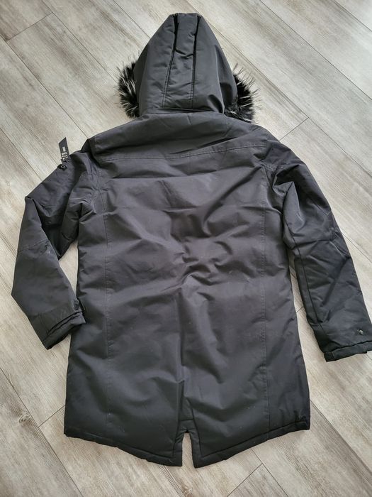 Czarna parka kurtka zimowa